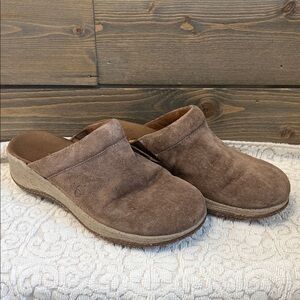Women’s 7 Acorn Brown Suede Slip-On Clogs